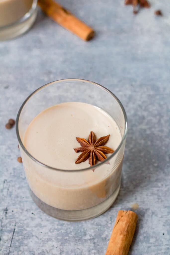 gingerbread white russian with cinnamon sticks near glass