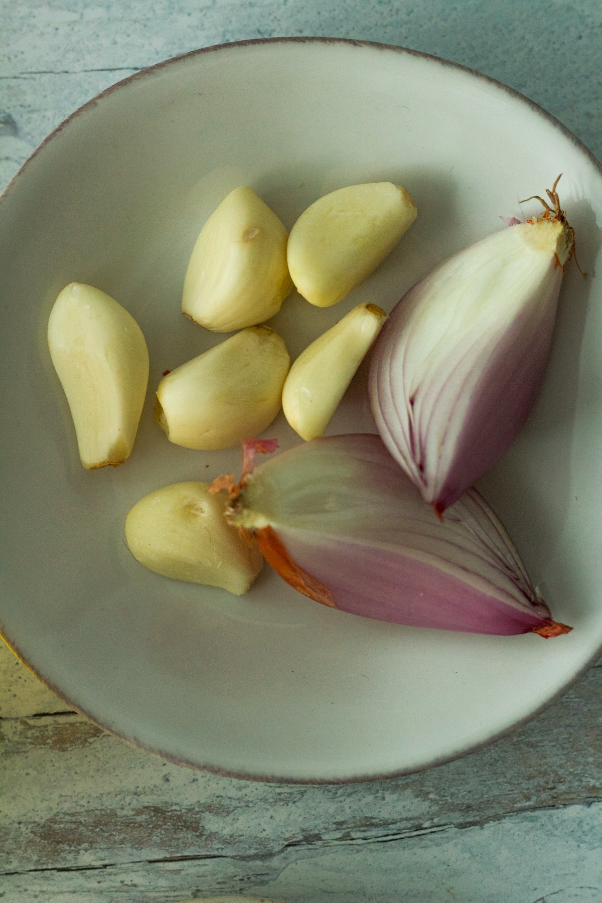 raw shallots and garlic for garlic chili oil.