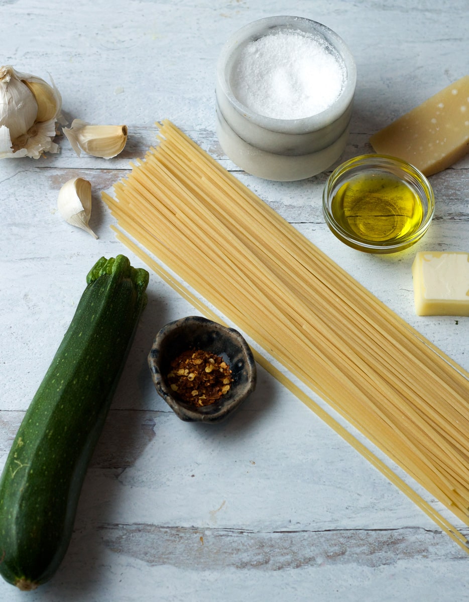 Ingredients for spaghetti with zucchini recipe.