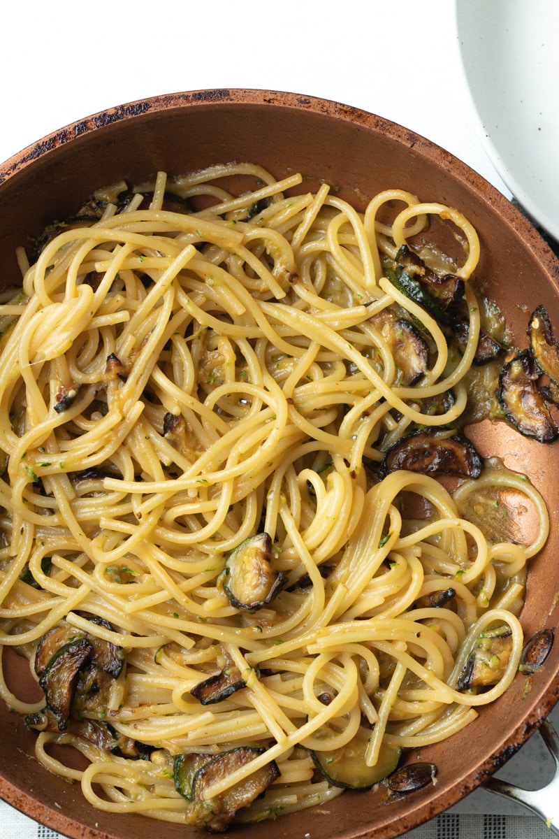 Cooked zucchini and spaghetti in pan.